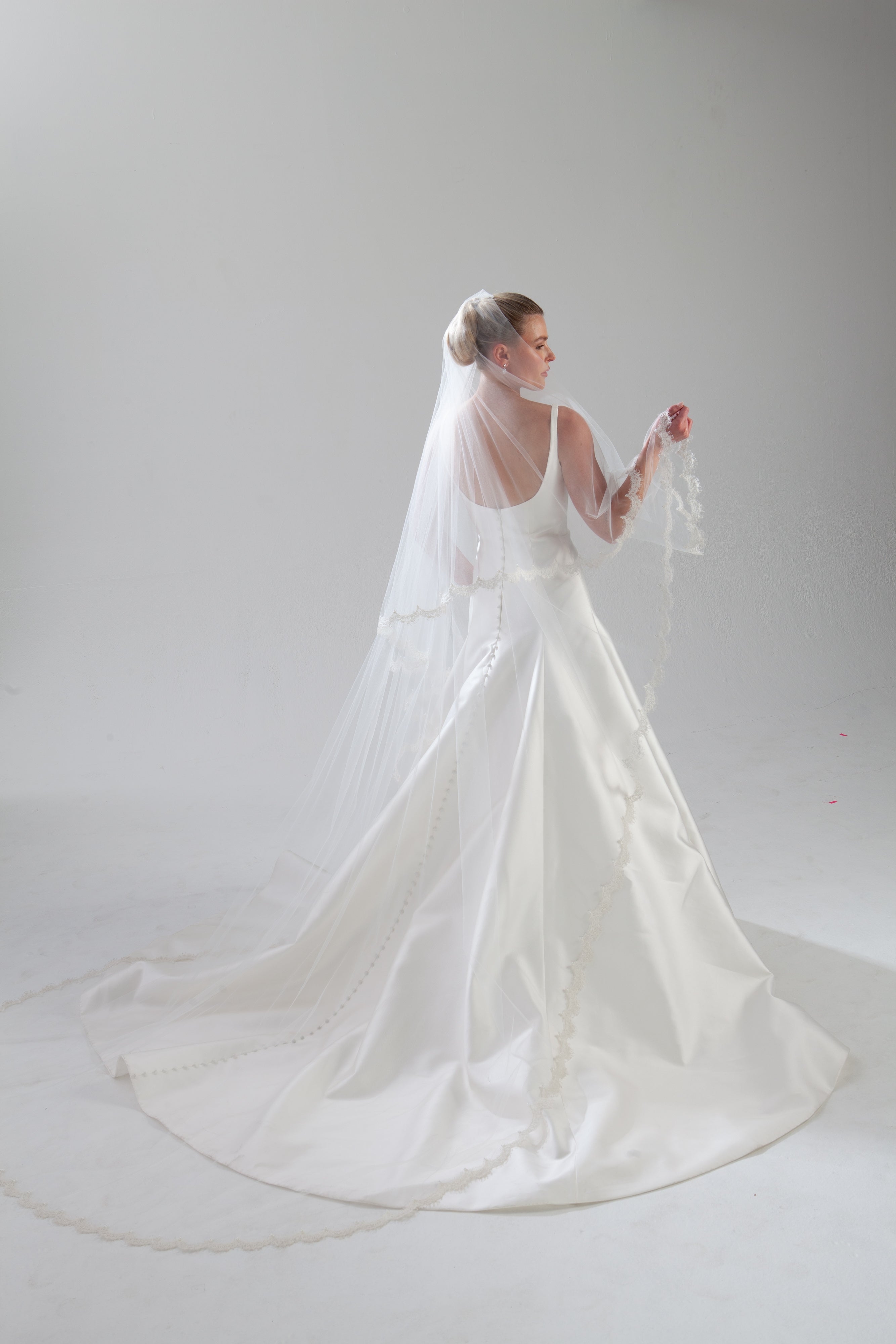 Scallop Lace Pearl Veil