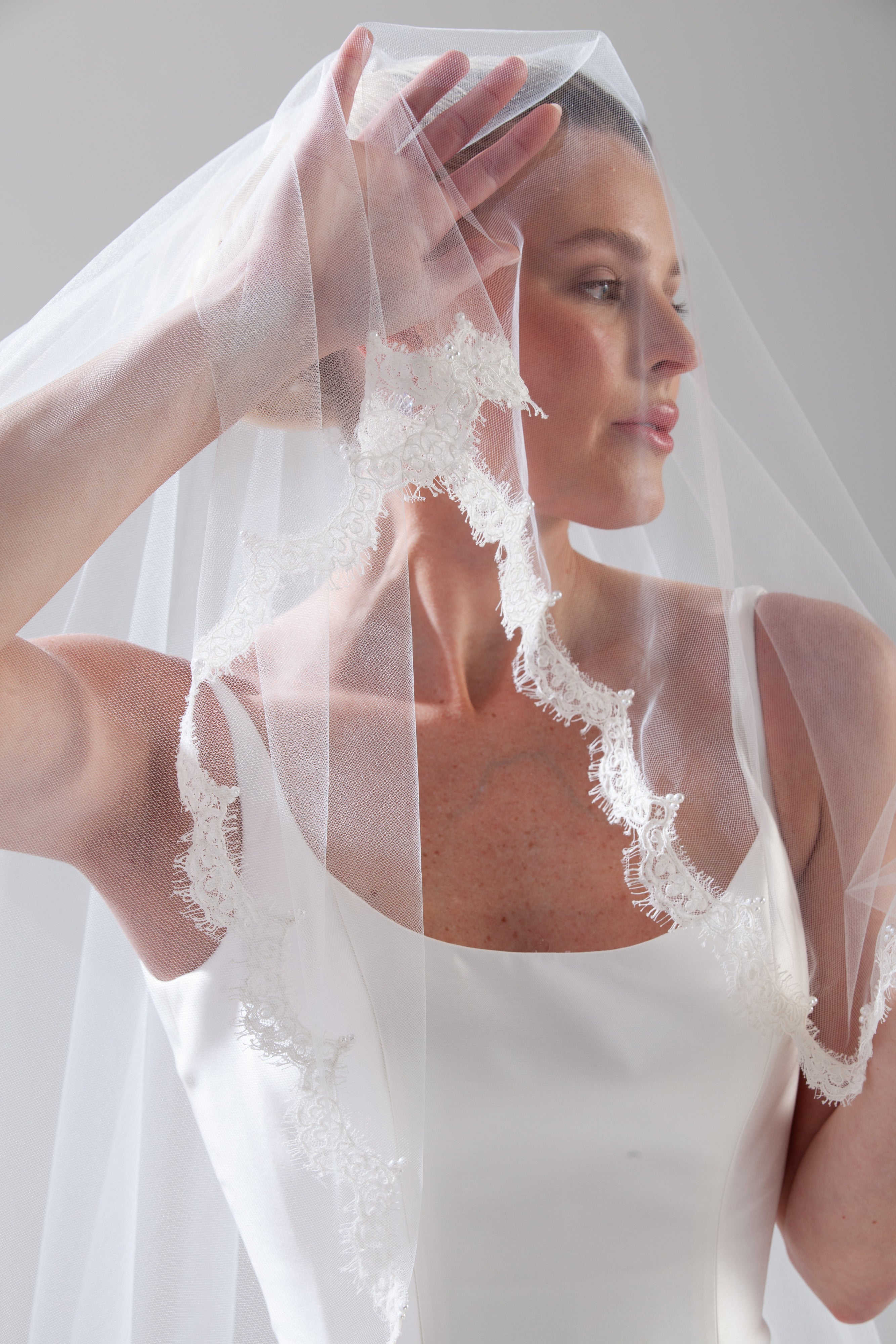 Scallop Lace Pearl Veil
