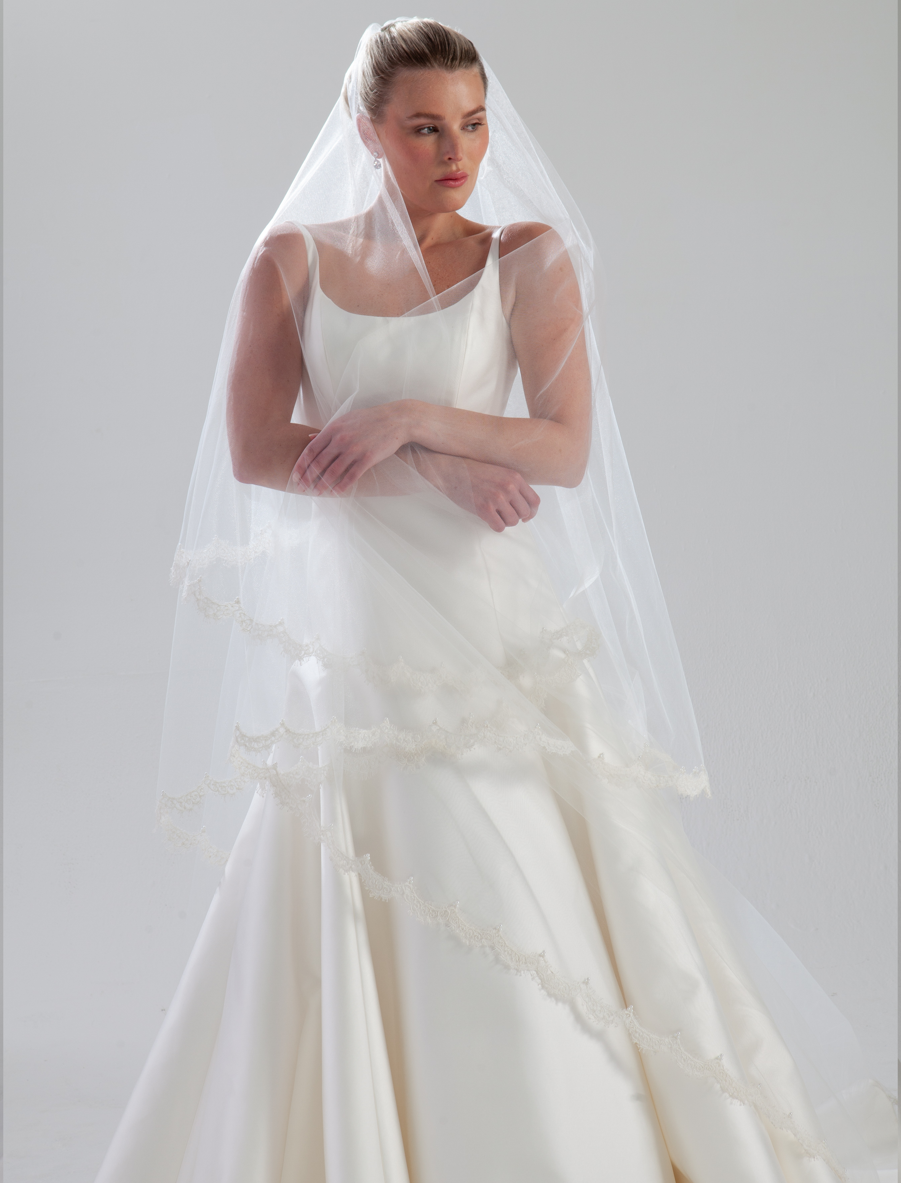Scallop Lace Pearl Veil