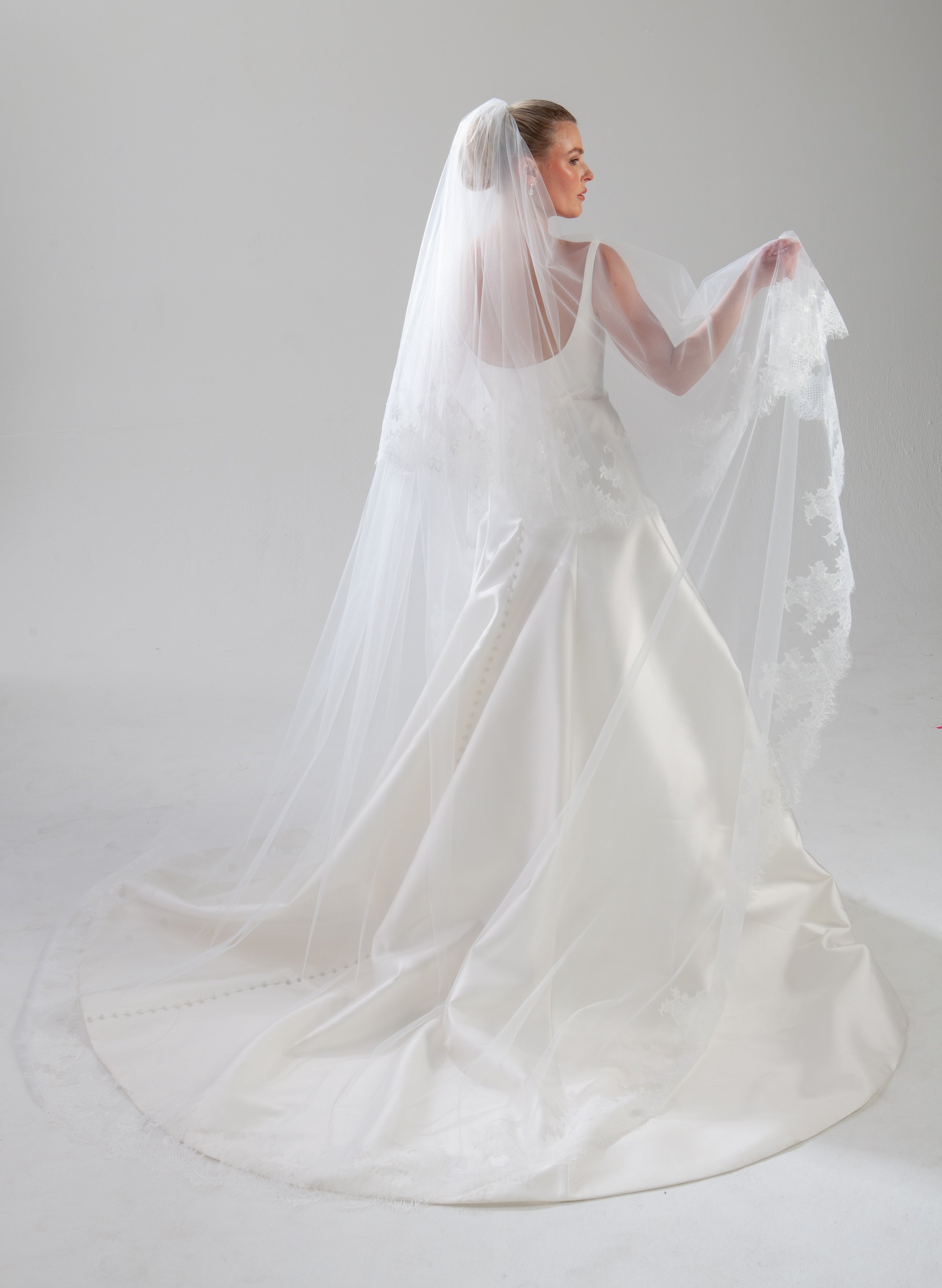 Wide Border Chantilly Lace Veil
