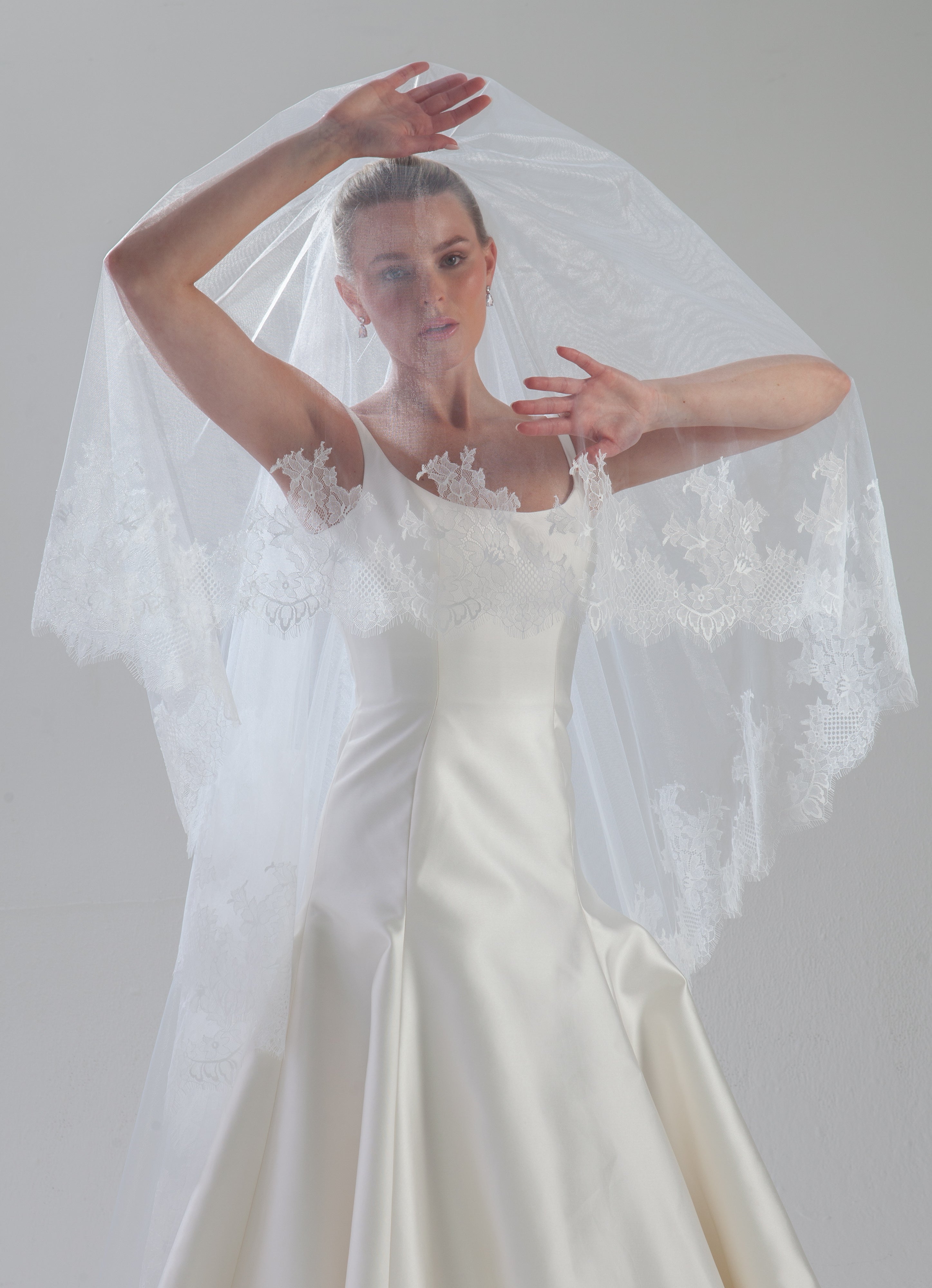 Wide Border Chantilly Lace Veil