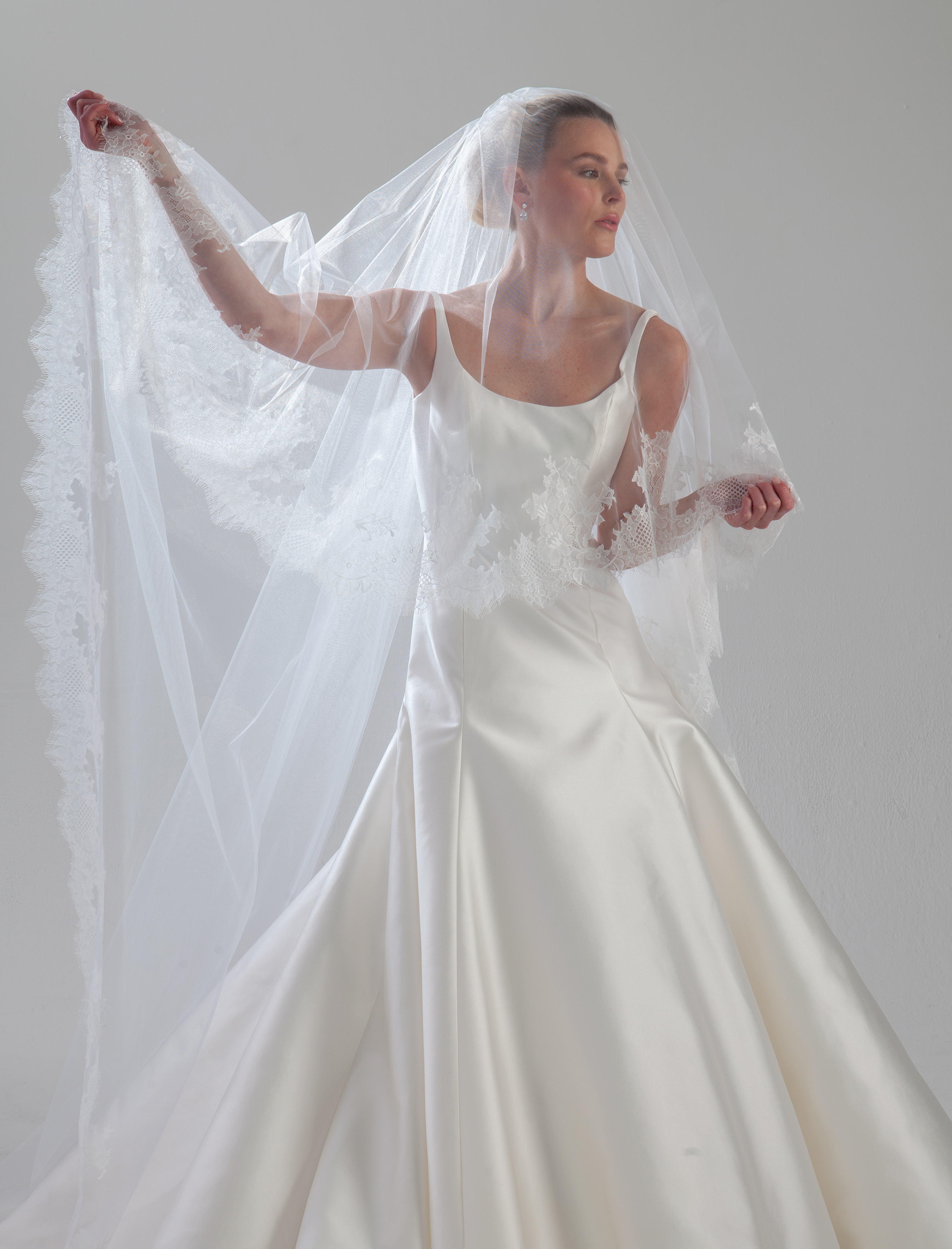 Wide Border Chantilly Lace Veil
